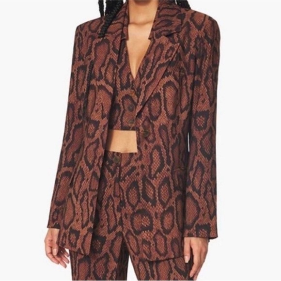 DANIELLE BERNSTEIN Jackets & Blazers - NWT Danielle Bernstein Shaped Blazer in Snake Print - Size 0